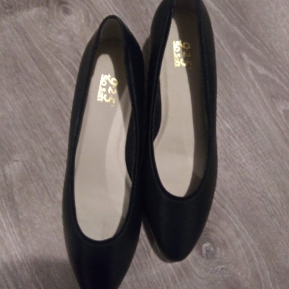 9.25 so soft dress shoes size 9 1/2 W
